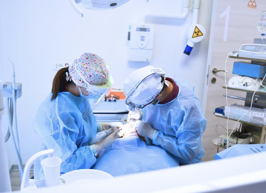 Parodontite: la malattia silenziosa che distrugge i denti senza fare male