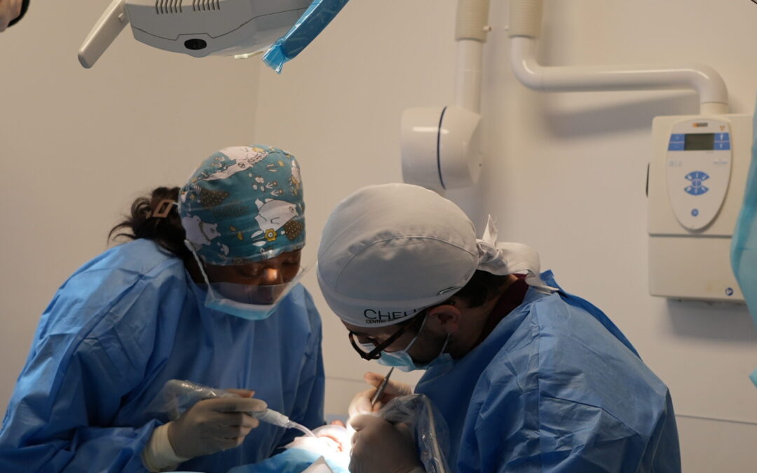 Denti fissi su impianti per chi porta la dentiera: tutto quello che devi sapere