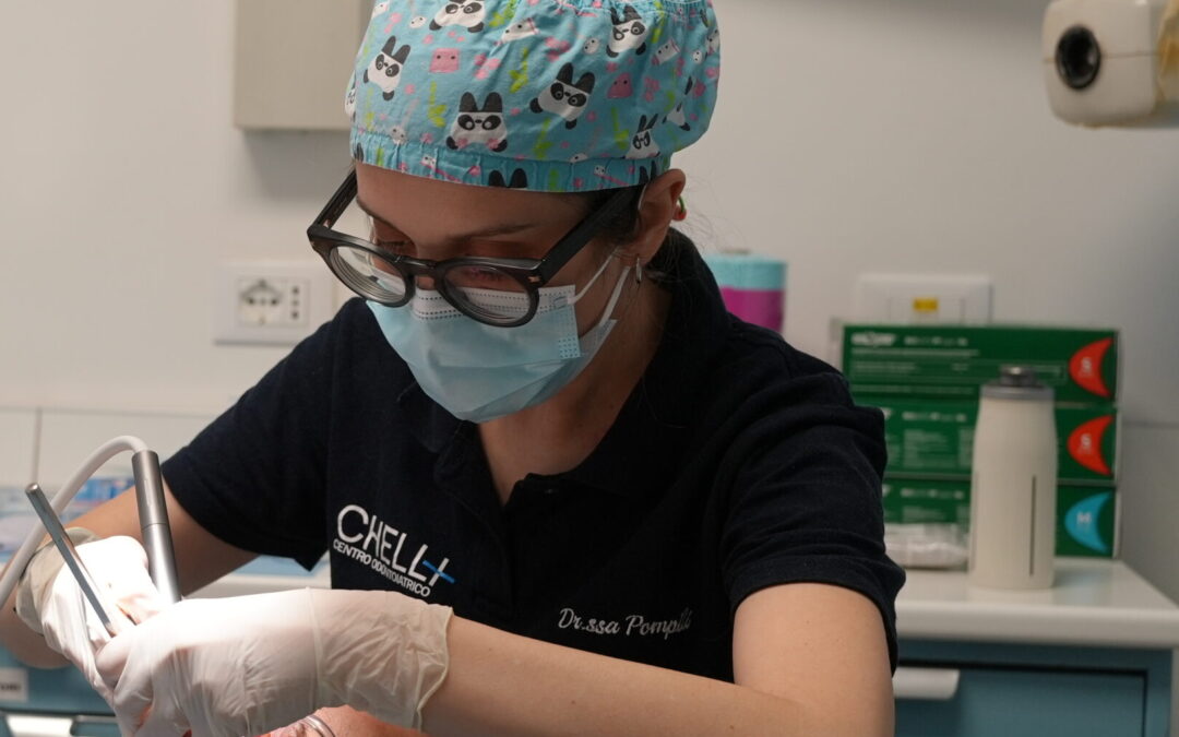 Denti fissi su impianti: come pulirli davvero bene (e perché sbagliare può costarti tutto)